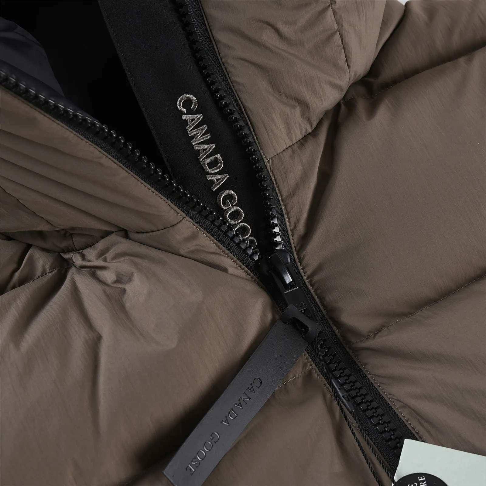 P850 with dust bag +10 Ouyang Nana 2nd generation latest CANADA GOOES goose black label down jacket A must-have goose black label down jacket in the outerwear industry! The latest designer styles! Big goose down jacket has always been a fashion favorite and is loved by celebrities from all walks of life! Fashionable hooded cut, high-end customer-supplied fine goose down, high resilience, smooth zipper, strong and firm. Pockets on both sides can store small items, free your hands, and you can go out without worries. It can also meet the need of putting your hands in your pockets👏👏Produced by Big Goose, it can be used as a group uniform by many celebrities. This down jacket uses a double-layer anti-down lining design, which has strong windproof performance and will be very warm in winter! New standard 90% goose down filling, high fluffiness, windproof hooded design. When walking outdoors, pull the collar to the highest position, put your hands in the pockets and it will be very warm. It can be easily controlled by all body types! The interior is equipped with an elastic snow skirt design for better wrapping. The simple and neat style design highlights the masculine temperament. The impeccable style is classic and never goes out of style. It is warm and practical, and it is versatile! You can enter with your eyes closed! Color: Black Khaki Size: XS-XXL